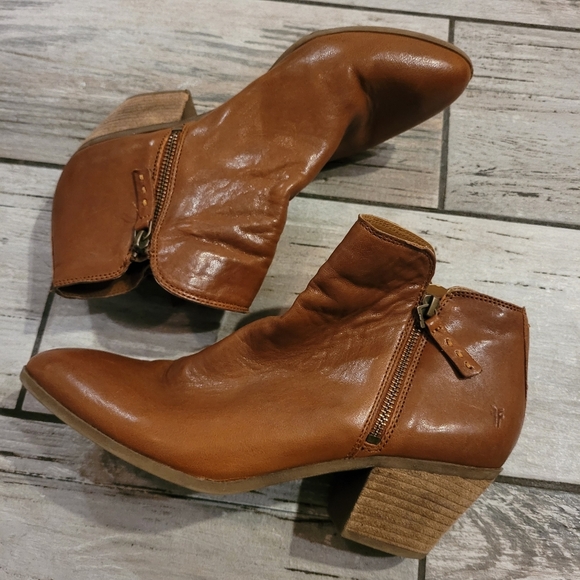 FRYE Judith Women's 9.5 cognac brown leather side zippers Ankle Boots booties - Picture 2 of 11